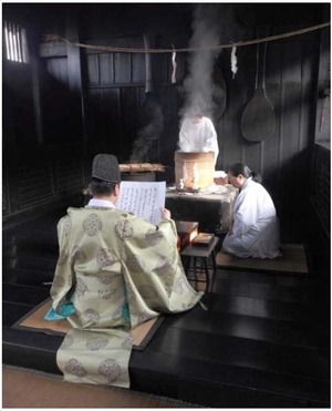鳴釜神事