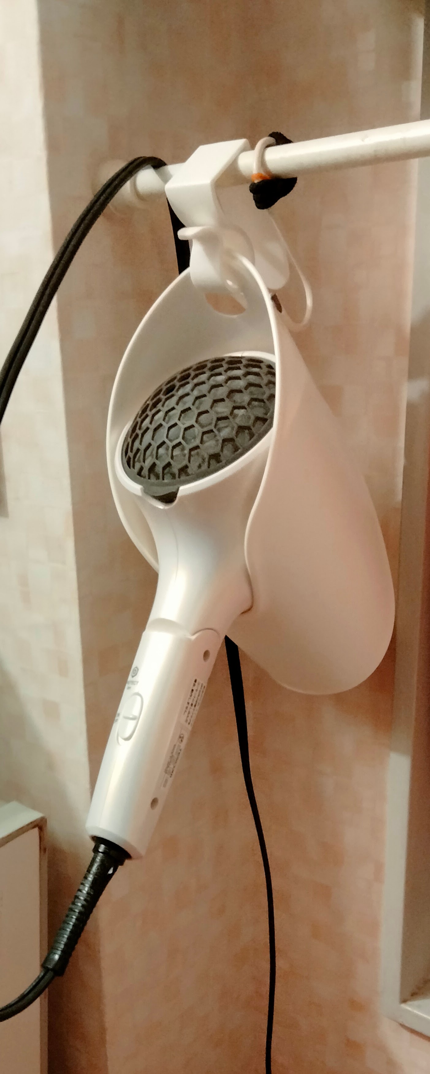 ダイソー】ソフトに包んでくれる、ドライヤーホルダー : わたしの図書館