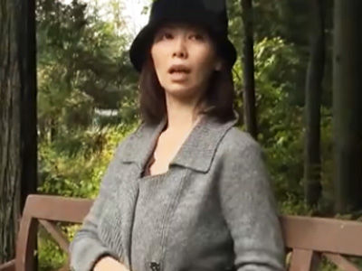 【エロ動画】田舎のトイレでオナっているのがバレた露出狂の女が青姦レイプされてマジイキ : ヌクヌク動画