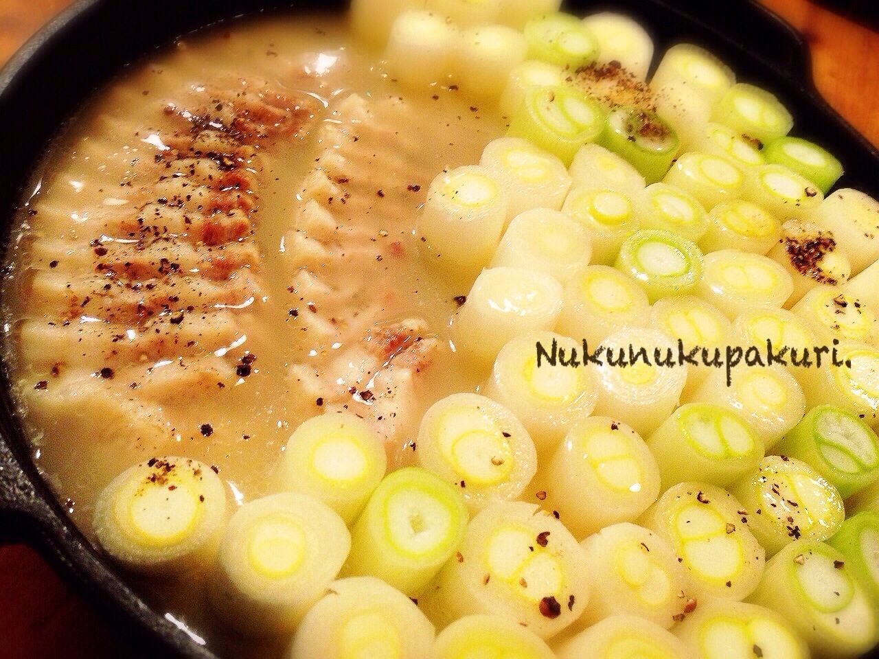ブラックペッパーたぁ ぷり うんっまぁ い ネギだらけにゆで豚プラス煮込鉄鍋 ソルロンタンスープ編 ぬくぬくぱくり ブラックペッパーたぁ ぷり うんっまぁ い ネギだらけにゆで豚プラス煮込鉄鍋 ソルロンタンスープ編 ぬくぬくぱくり