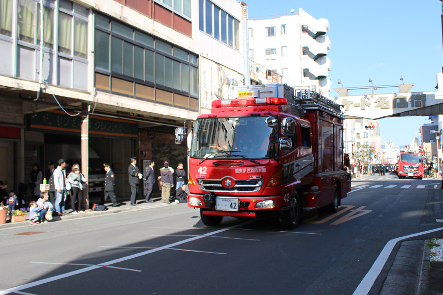 サイレン鳴らないのに大興奮。消防車ずらり、放水どーん。狩野川で見