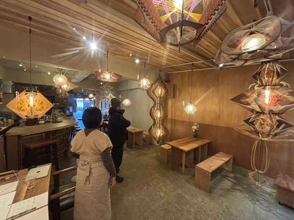 あした24(土)まで。こっちゃん＠元ぬまつーがやってるギャラリーでおしゃんな照明「itoito」の展示やってる。とにかくすごいから行ってみてほしい。(沼津市錦町)