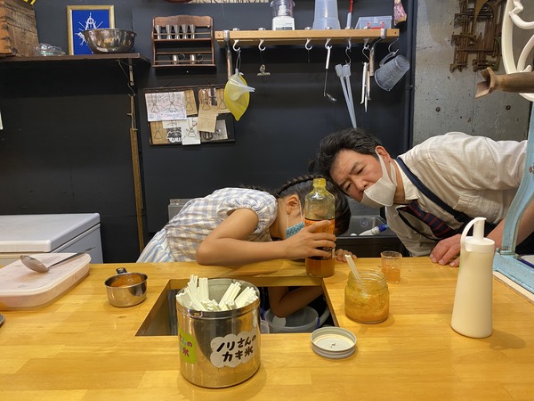 シロップをはかる