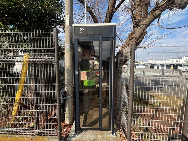 【公衆電話】国１から入って、明電舎駐車場があるらへんで発見。きょうの沼津はあたたかかったなぁ。(沼津市東椎路)