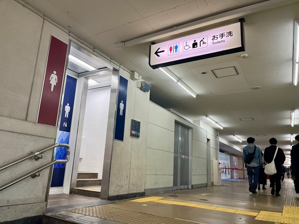 沼津駅南口改札を入ったところのトイレ。使えるようになってた。