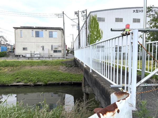 沼川にかかる生活道路みたいな小さな橋、気づいたら通行止めになってた。 （沼津市原）