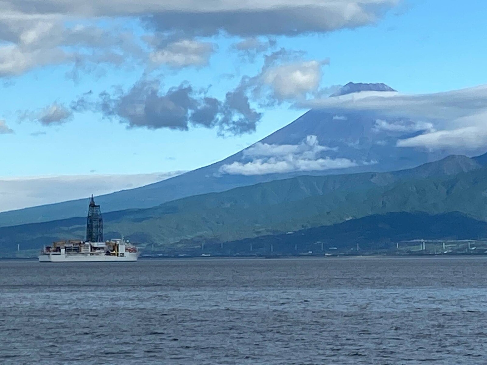 沼津の南のキュンとした一枚 地球深部探査船 ちきゅう が近くに来てたみたい 沼津つーしん