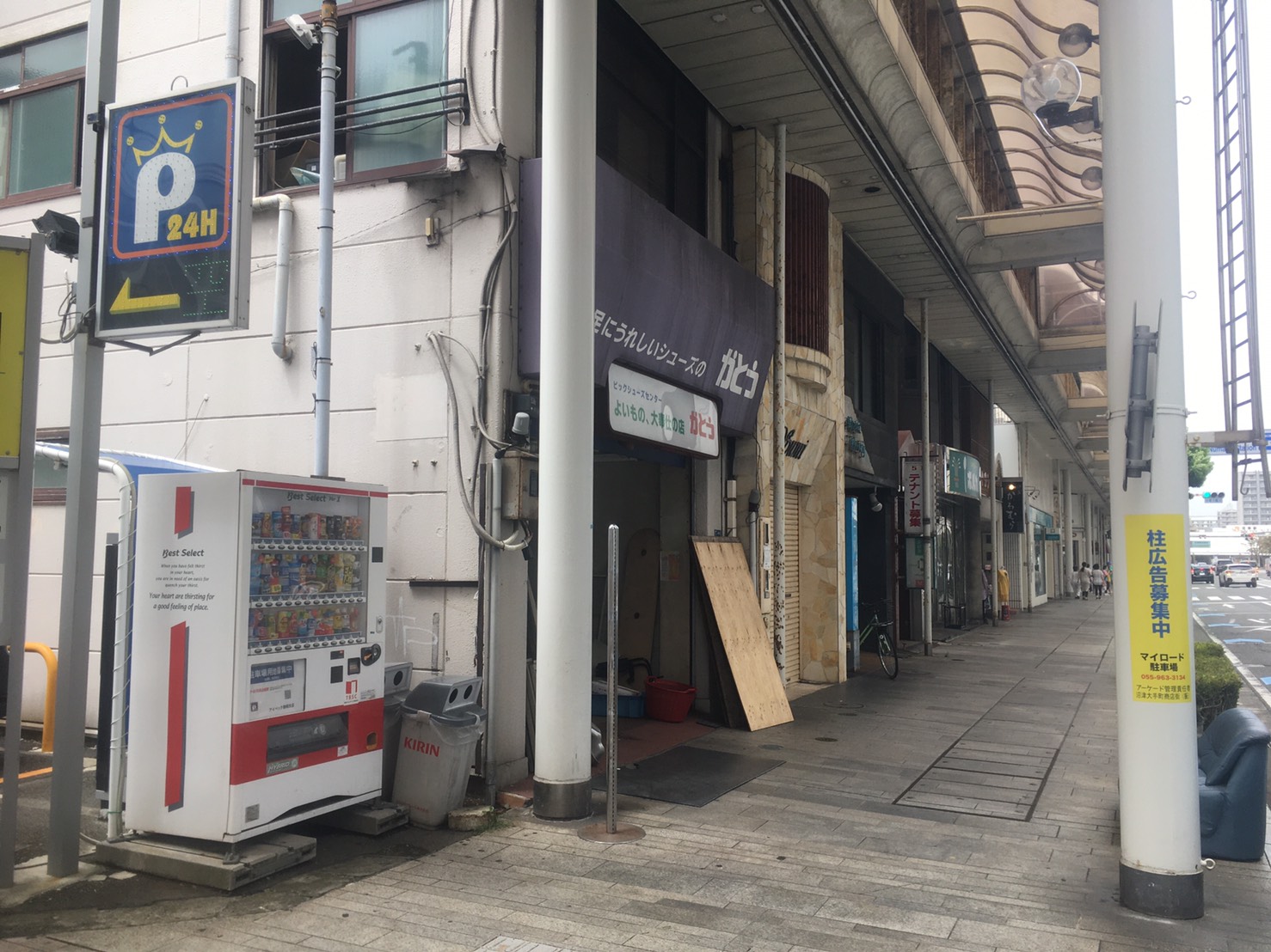 沼津駅南口の靴屋さんだったところ なにやら片付けをはじめてる 沼津つーしん