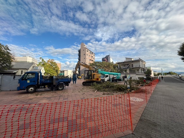 やってる。もう一度言います。やってる。きょう10/23(木)沼津中央公園の再整備工事がいよいよ本格的にはじまってる。(沼津市大手町)
