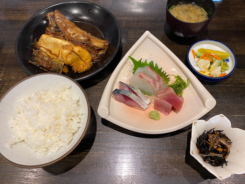 ぬまつーグルメ お魚のまちはやっぱりすごかった 沼津市内浦にある おさかな食堂やまや の定食に感動 静岡新聞sbs アットエス ぬまつーグルメ お魚のまちはやっぱりすごかった 沼津市内浦にある おさかな食堂やまや の定食に感動 静岡新聞sbs アットエス