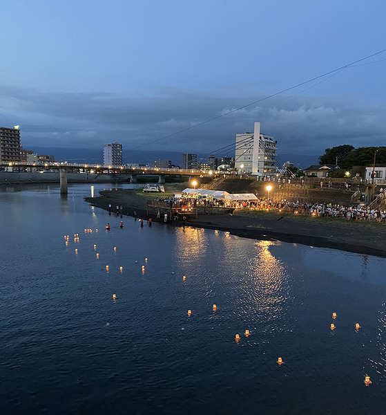 沼津夏まつり・狩野川花火大会の前日は！今年も開催、狩野川灯ろう流し。今年から灯ろうの事前予約もやるって。
