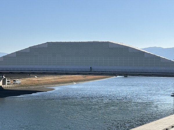 御成橋が、富士山みたい。ことし令和8年5月ごろまで、塗装工事予定だそう。(沼津市上土町)