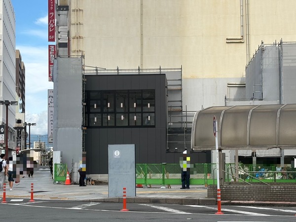 きょう18(火)夕方ごろ。沼津駅南口の目のまえにつくってるヌマズジャムズ、見てきた。建物ができてきてる。旧西武沼津店跡。(沼津市大手町)