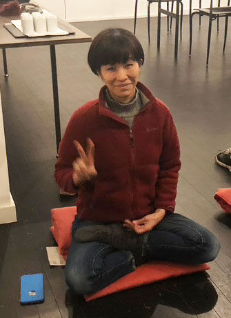 人, 室内, 座っている, 床 が含まれている画像<br>
<br>
自動的に生成された説明