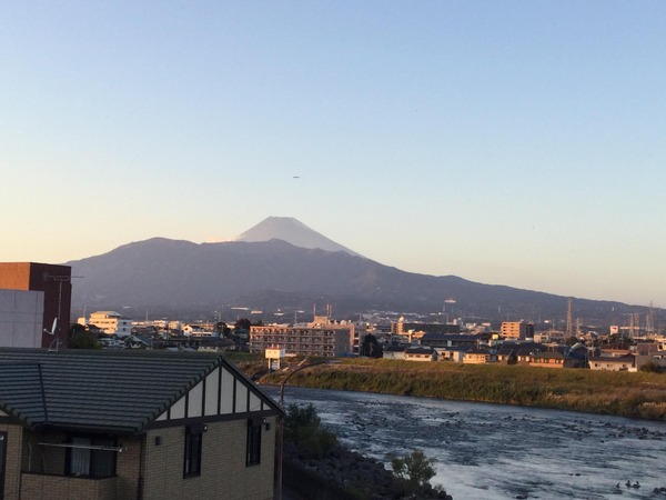 橋のたもと富士