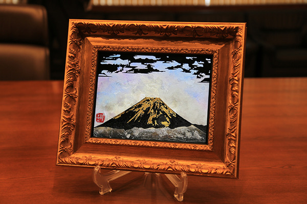 額縁の中で富士山が動き出す…!?。沼津で活動するNAKANOさんのアートが沼津市のふるさと納税返礼品に降臨。