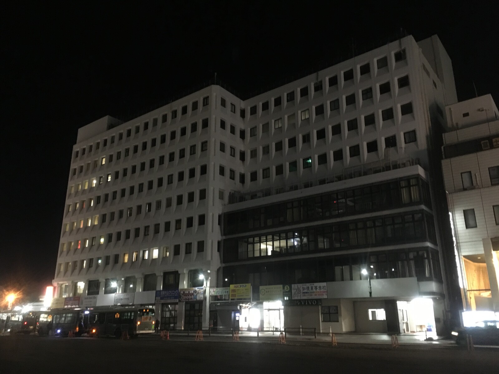 夜の旧ニチイビルの感じがかっこいい 沼津産業ビル 沼津つーしん 夜の旧ニチイビルの感じがかっこいい 沼津産業ビル 沼津つーしん