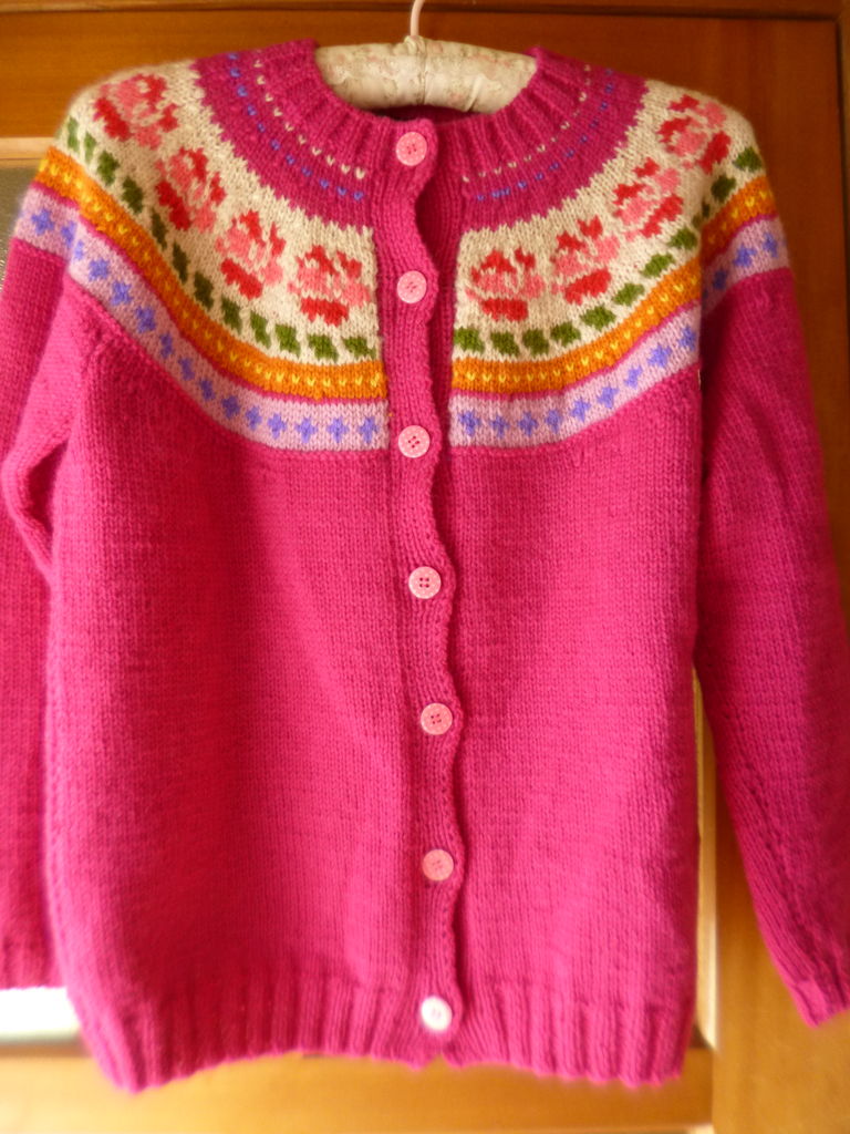 PINK HOUSE ヨーク編み込みカーディガン 赤薔薇編み込み丸ヨーク