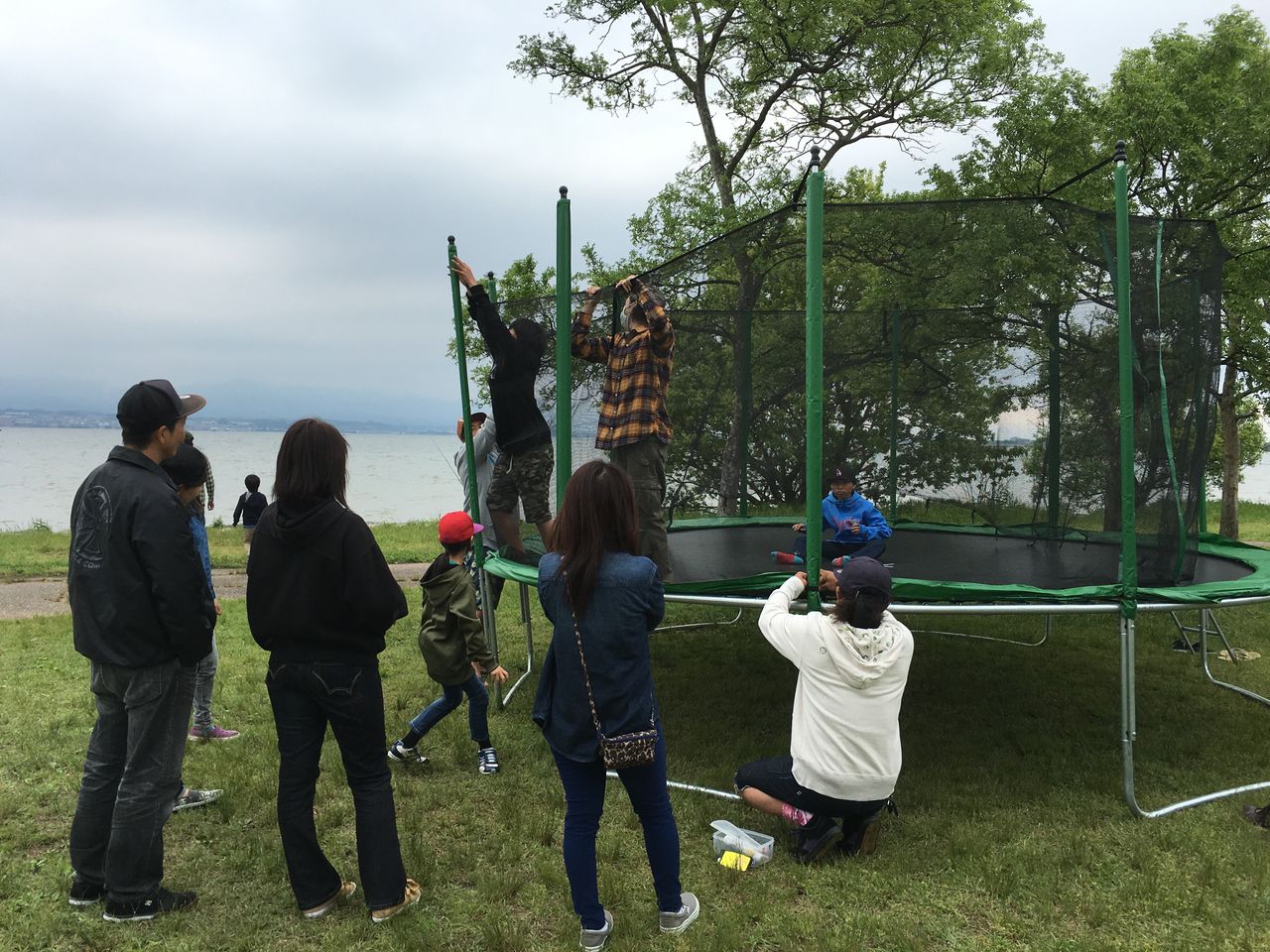 びわ湖を眺めながらbbqとトランポリン 京都にあるスノーボード Sk8 フリースタイルスキーのプロショップnupli