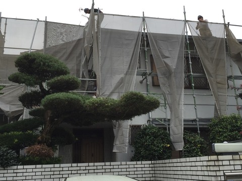 仮設足場施工中