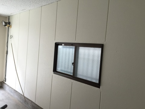 駐車場壁と階段室壁シリコン仕上げ１