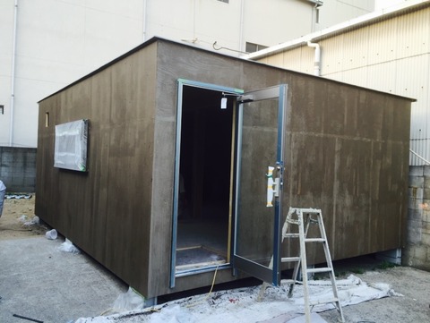 外壁水性塗膜防水施行中