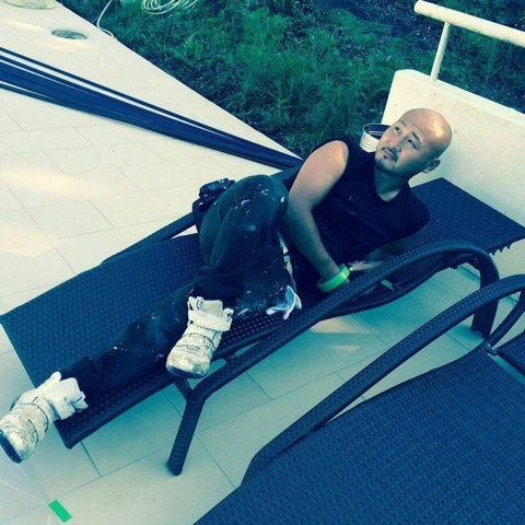 静岡県伊豆ホテルのプール塗装休憩中の石川隊長