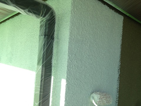 22日外壁フィラー施工中