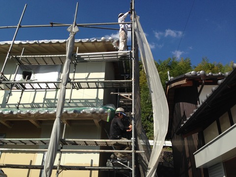 着色バインダー塗装中