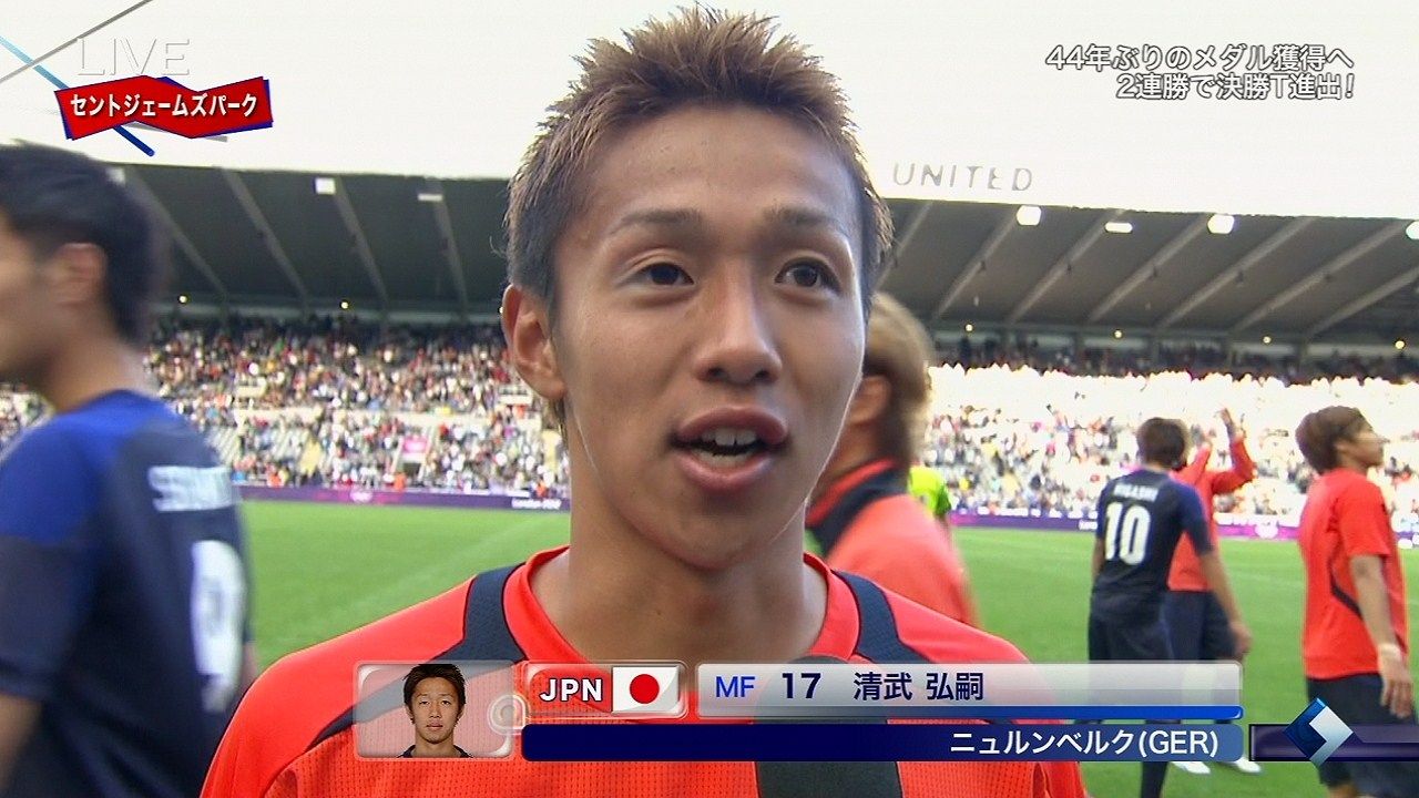 サッカー ユニフォーム 着こなし 女子  2024