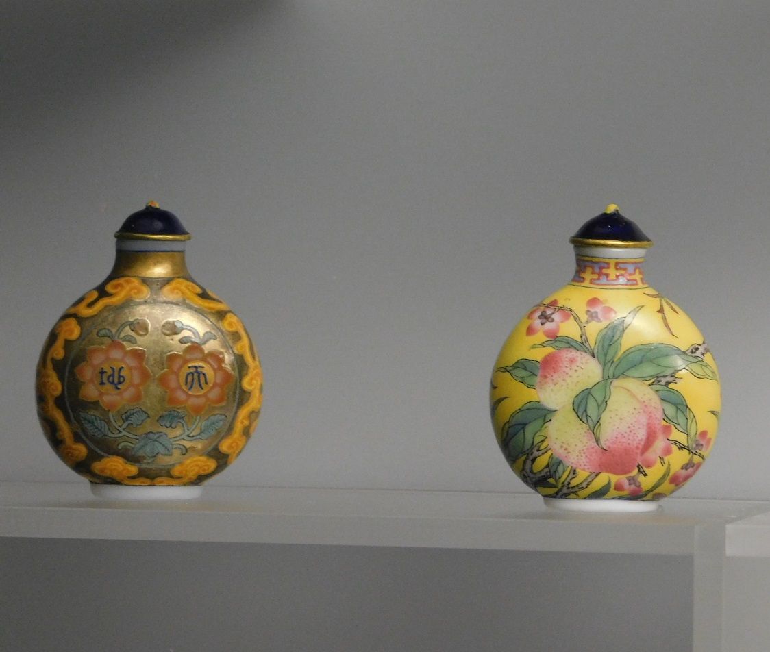 中国美術 乾隆年製 鼻煙壺 薬瓶 置物 花鳥紋 工芸品（KL2912:9