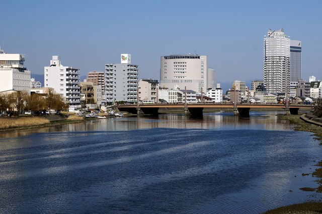 2560px-080228_Kagami_River_Kochi_Japan01bs