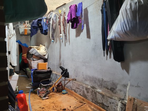 半地下に住む韓国人は６２万人　いつもトイレの水が逆流　道路側の窓には酔っ払いの立ち小便