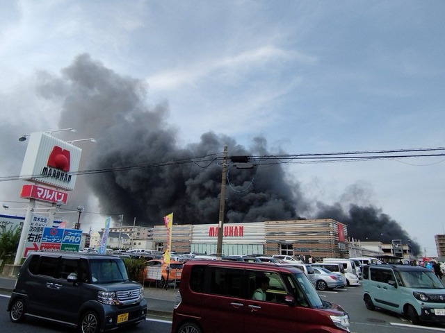 【衝撃】昨日の厚木マルハンの大炎上火災ヤバすぎる・・・サボって営業車燃やして詰んだ人も・・・