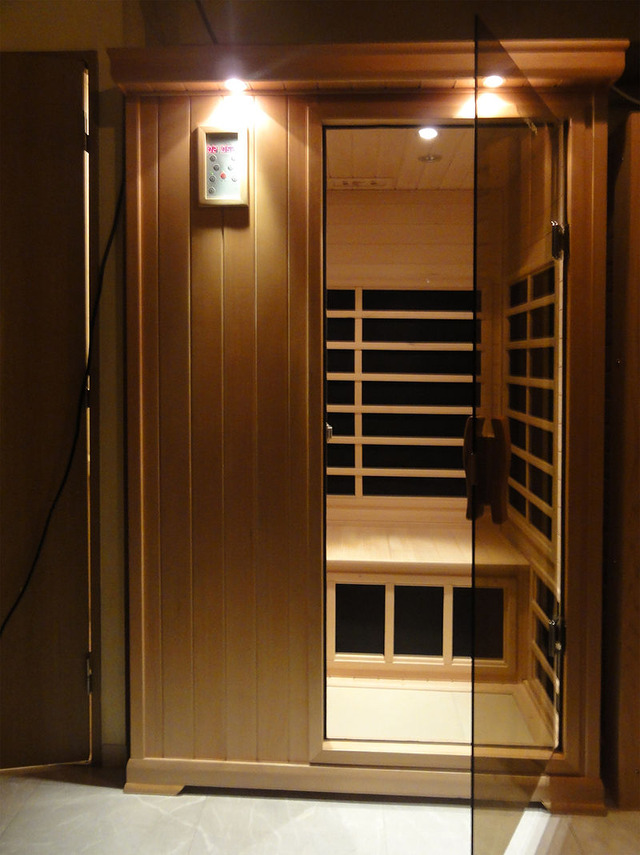 800px-Sauna.Kobe_Medi-care_01451