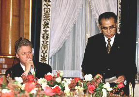 Bill_Clinton_and_Keizo_Obuchi