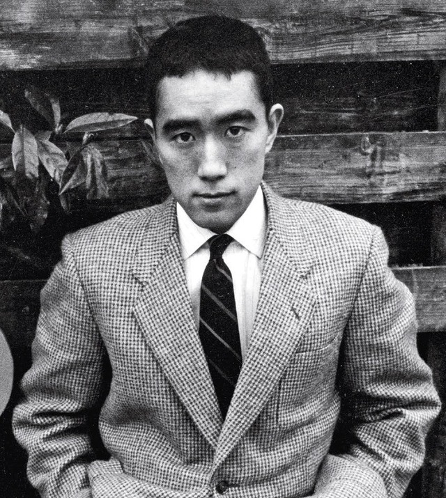 三島由紀夫「東大卒の元大蔵官僚です。作家だけど映画出たり写真集出しました。腹切って死にました」←改めて考えるとすごい人よな
