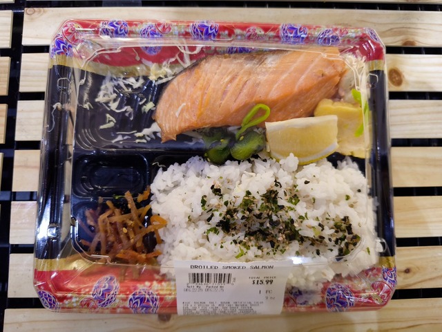 ハワイ、スーパーで390円で売ってそうな不味そうな弁当が2495円もして貧困日本人卒倒