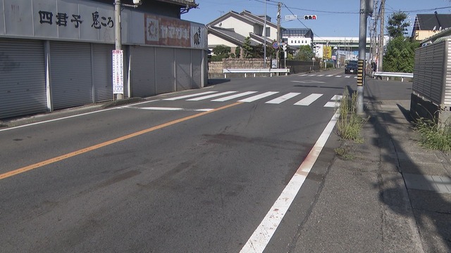 【愛知】交差点の真ん中でしゃがんでいた39歳女性 車にはねられ死亡　ひき逃げ容疑で県職員逮捕　信号は車側青　小牧市