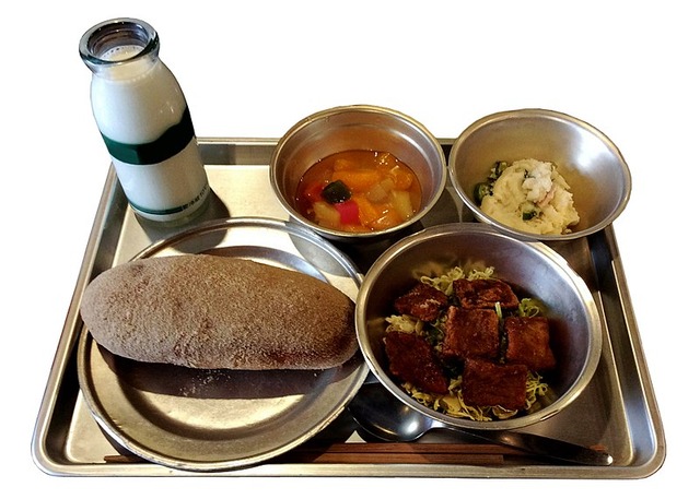 800px-Japanese_school_lunch_in_the_Showa_period