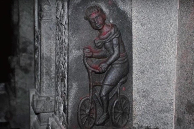 古代インドの寺院に自転車のレリーフ