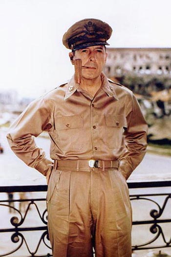 Douglas_MacArthur_smoking_his_corncob_pipe