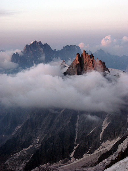 451px-Aiguille-du-Midi-sundown