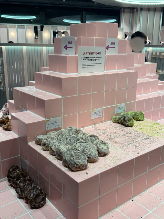 【画像】トイレや風呂場にドーナツ置いてるようにしか見えない…タイルの上に商品直置きして販売する意識高い系ドーナツ屋がXで話題にｗｗｗ