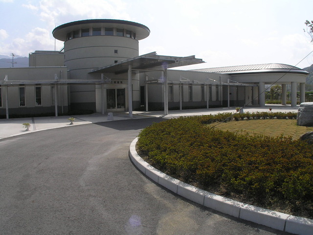 火葬場の人「これが喉仏です」パパ「みんなで拾うぞ」僕（12）「うん」火葬場の人「では、後は詰めさせて頂きます」ザク！！ザク！