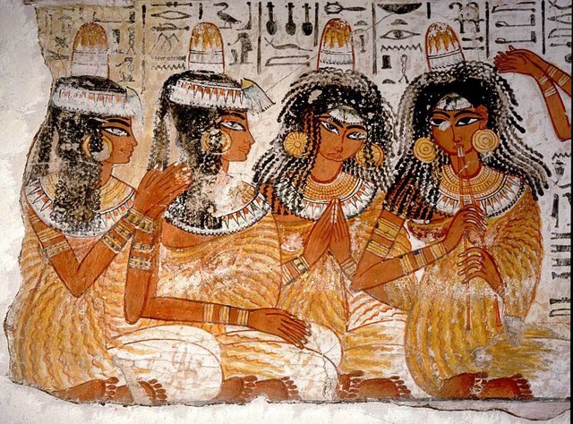 古代エジプト人が頭の上に載せてたものの正体が明らかに