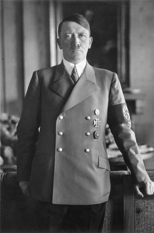 Bundesarchiv_Bild_183-H1216-0500-002,_Adolf_Hitler