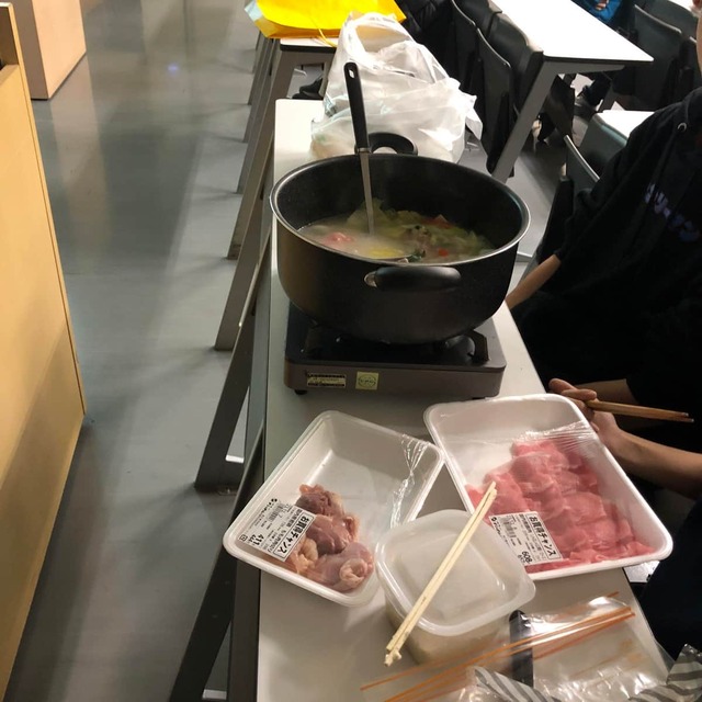 大学の授業中、学生が「鍋」を食べる...驚きの光景にSNS賛否両論　許可した教授が明かす「自由」めぐる深い理由