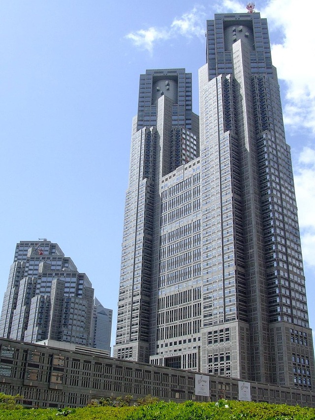 800px-Tokyo_Metropolitan_Government_Building_Oka1