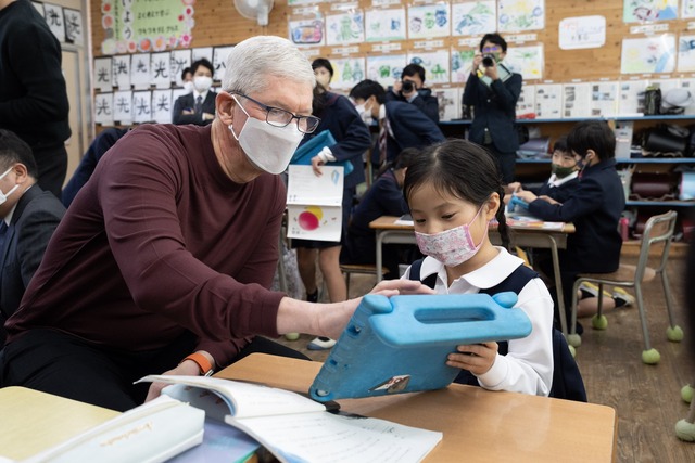【画像】Apple社長、熊本の小学校に降臨ｗｗｗ